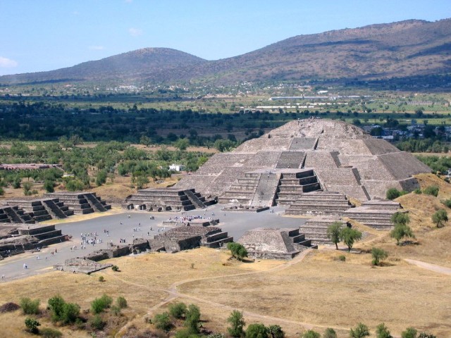 Spiffy view of Pyramida de la Luna from the top of del Sol.  We needed bottle rockets.