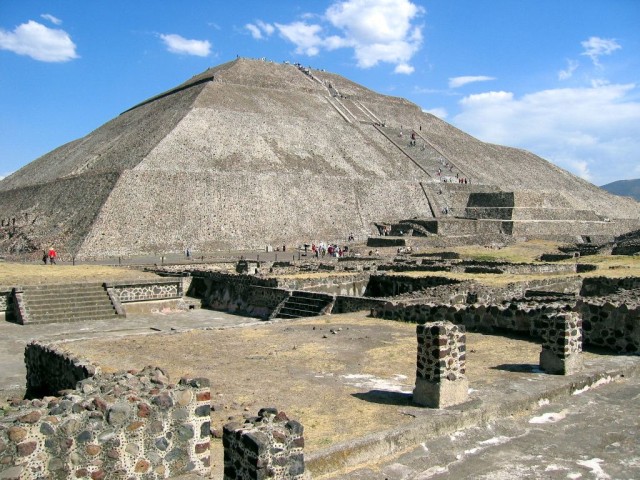 Pyramida del Sol as we're walking along Calle de los Muertos