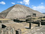 Pyramida del Sol as we're walking along Calle de los Muertos
