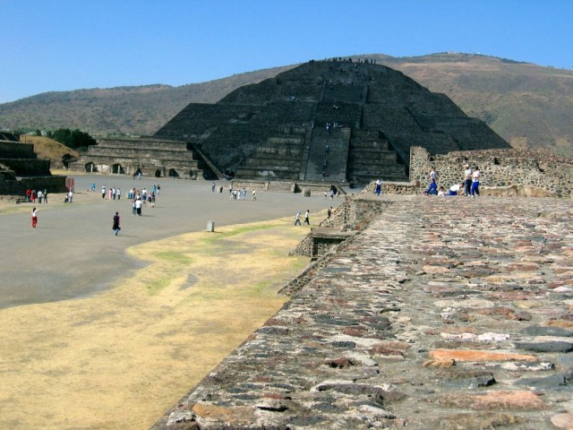 Pyramida de la Luna looks badass with a cloud hanging above it.  Pure Evil!!!