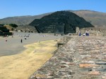 Pyramida de la Luna looks badass with a cloud hanging above it.  Pure Evil!!!
